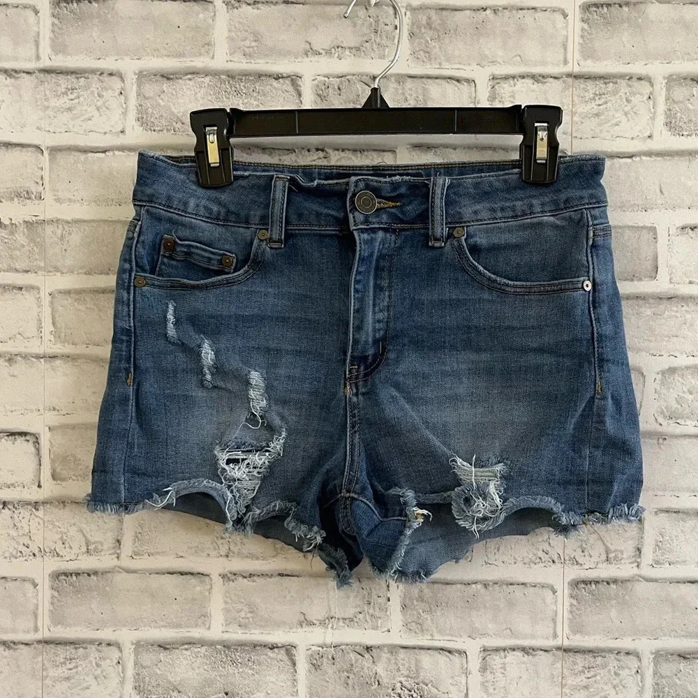 Women’s Indigo Rein distressed medium wash jean shorts Size 28